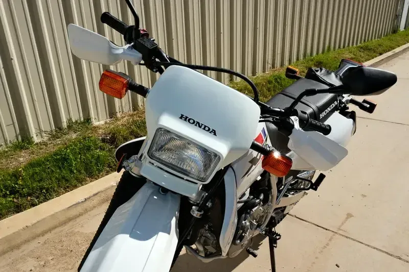 NEW 2025 HONDA XR650L WHITE Image 10