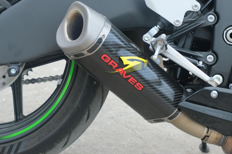 2025 Kawasaki NINJA ZX6R KRT EDITION LIME GREEN AND EBONY AND PEARL BLIZZARD WHITE Image 19