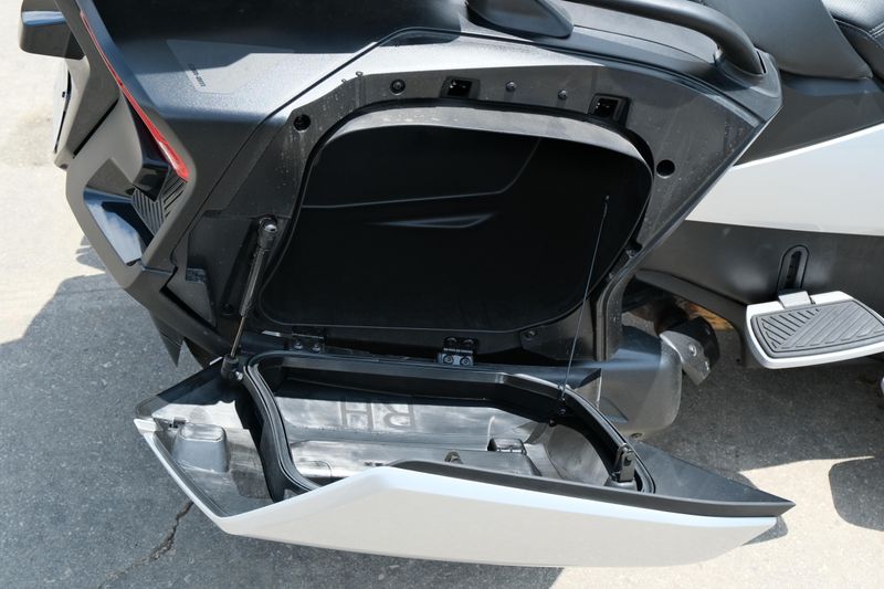 2024 Can-Am SPYDER RT LIMITED HYPER SILVER WITH PLATINUM Image 21