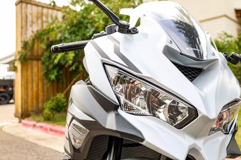 2025 Kawasaki NINJA ZX4RR ABS  METALLIC MATTE WHITISH SILVER AND METALLIC FLAT SPARK BLACK Image 5