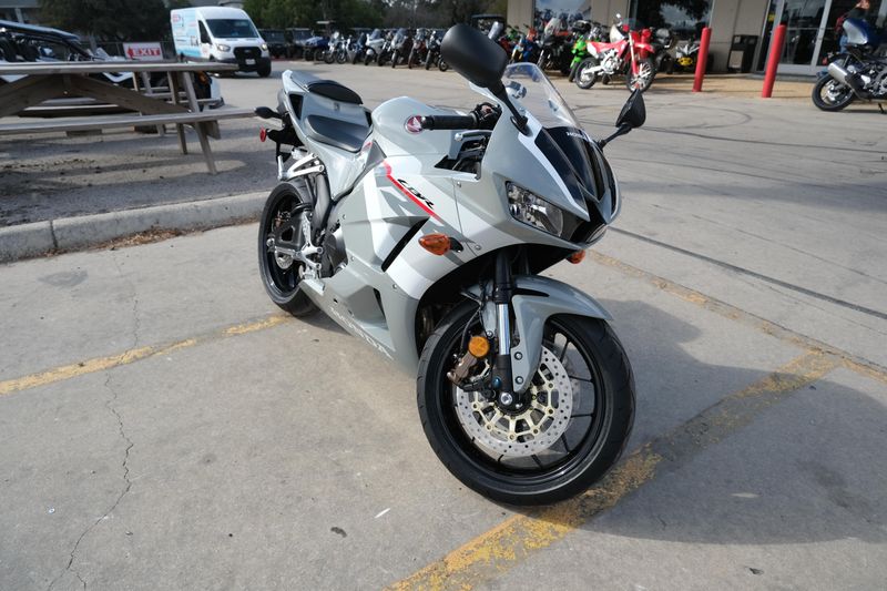 2025 Honda CBR600RR DEEP PEARL GRAYImage 3