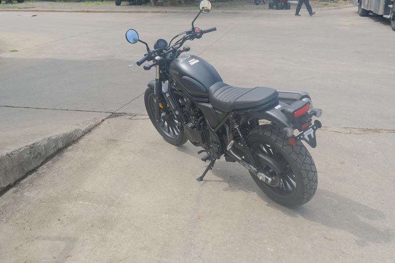 2025 Honda SCL 500 MATTE BLACK METALLIC Image 5