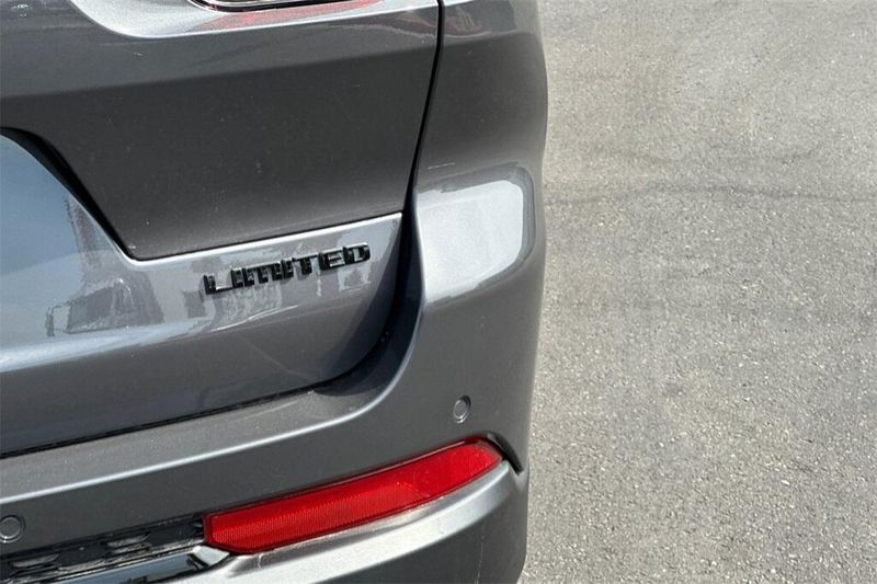 2025 Jeep Grand Cherokee Limited photo 19