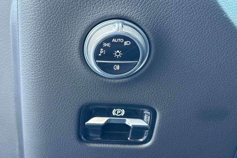 Used 2024 Mercedes-Benz GLC 300Image 31