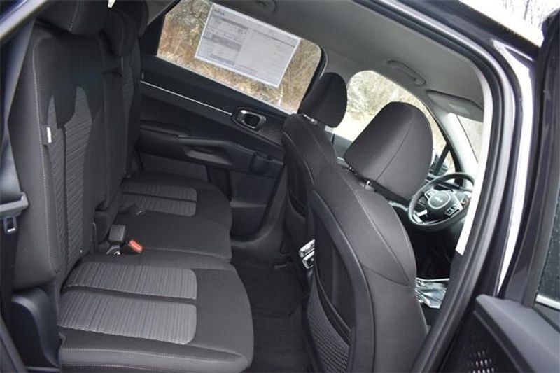 2025 Kia Sorento LXImage 13