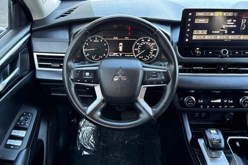 Used 2025 Mitsubishi Outlander SEImage 13