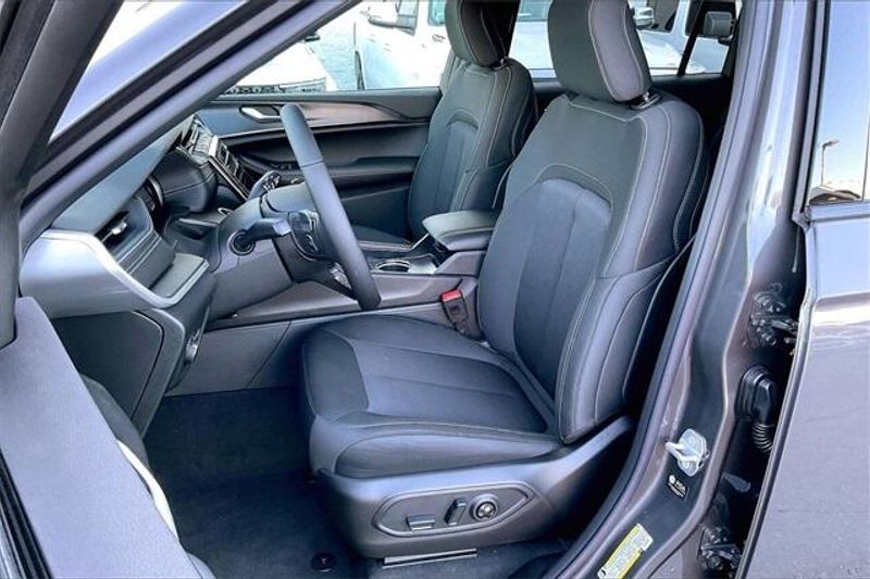 New 2025 Jeep Grand Cherokee L Laredo X 4x2Image 8