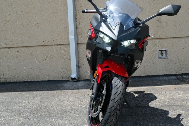 2025 Kawasaki NINJA 500 ABS PASSION RED AND METALLIC FLAT SPARK BLACK AND METALLIC MATTE DARK GRAY Image 7