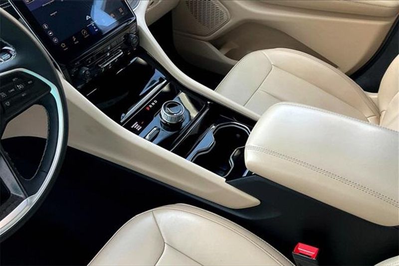Used 2023 Jeep Grand Cherokee L LimitedImage 17