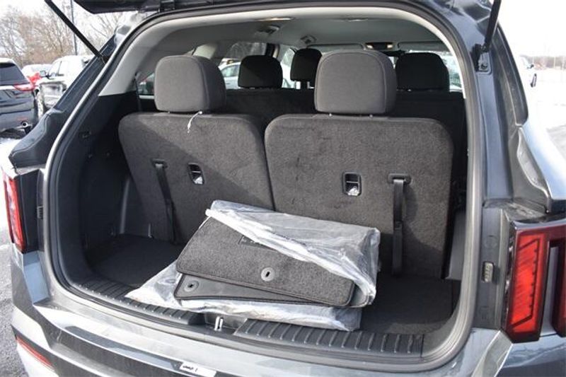 2024 Kia Sorento LXImage 14