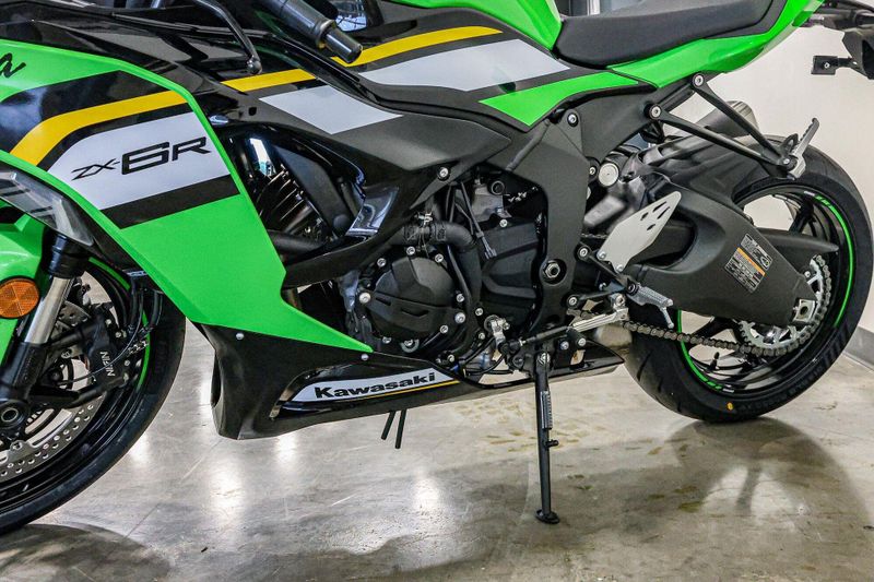 2025 Kawasaki NINJA ZX6R KRT EDITION ABS LIME GREEN AND EBONY AND PEARL BLIZZARD WHITEImage 8