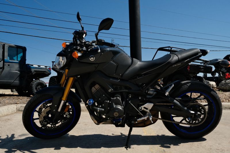 2014 Yamaha FZ09 GRAY AND BLUEImage 1