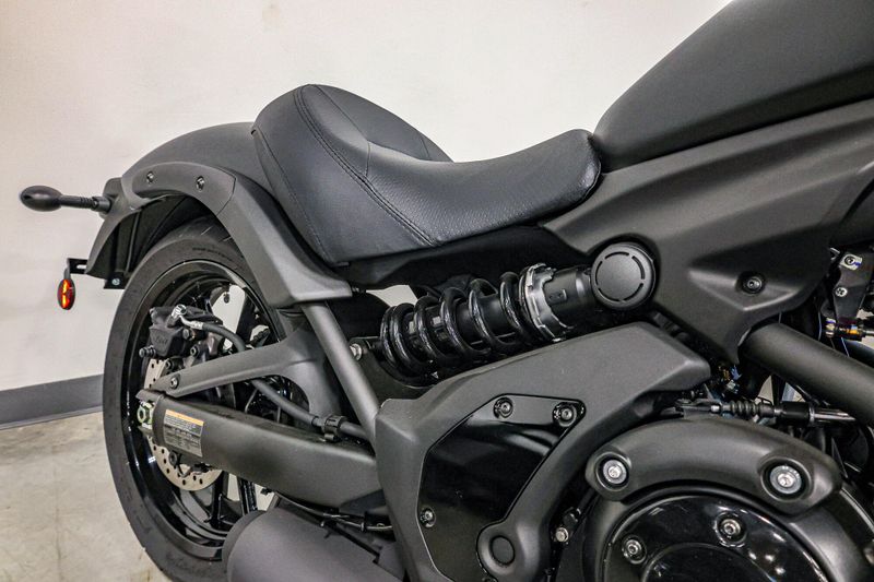 2025 Kawasaki VULCAN S ABS METALLIC FLAT SPARK BLACK AND METALLIC FLAT RAW GRAYSTONE Image 2
