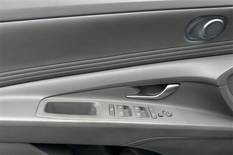 Used 2024 Hyundai Elantra SELImage 9