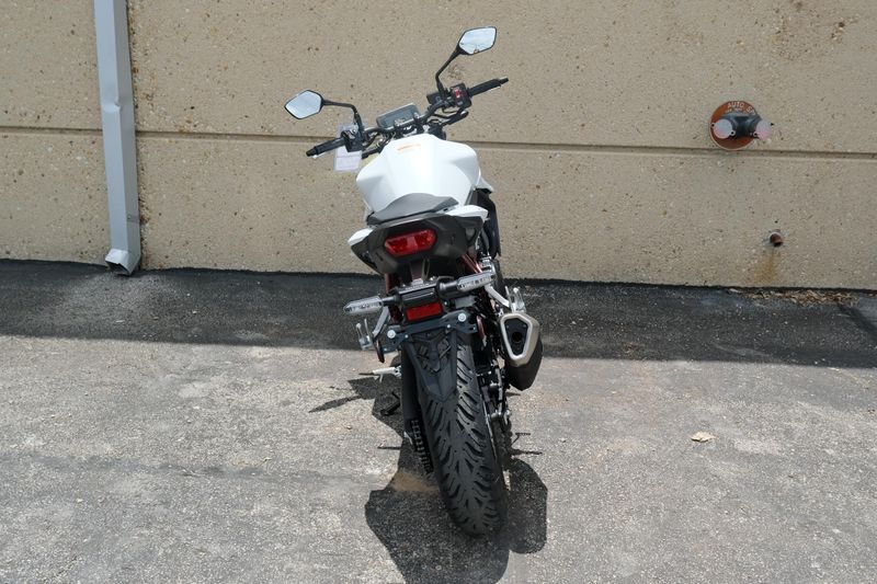 2025 Honda CB750 HORNET MATTE PEARL WHITE Image 5