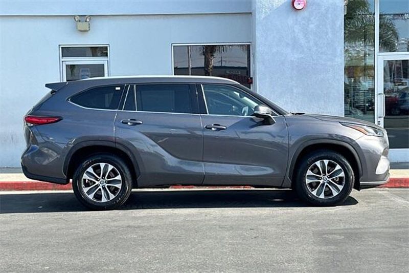 2022 Toyota Highlander XLEImage 3