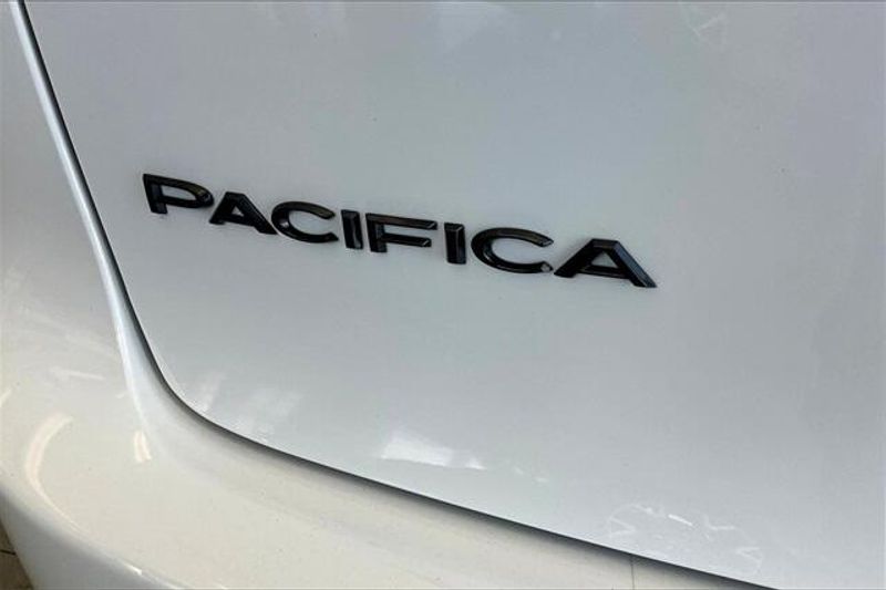 2025 Chrysler Pacifica SelectImage 12