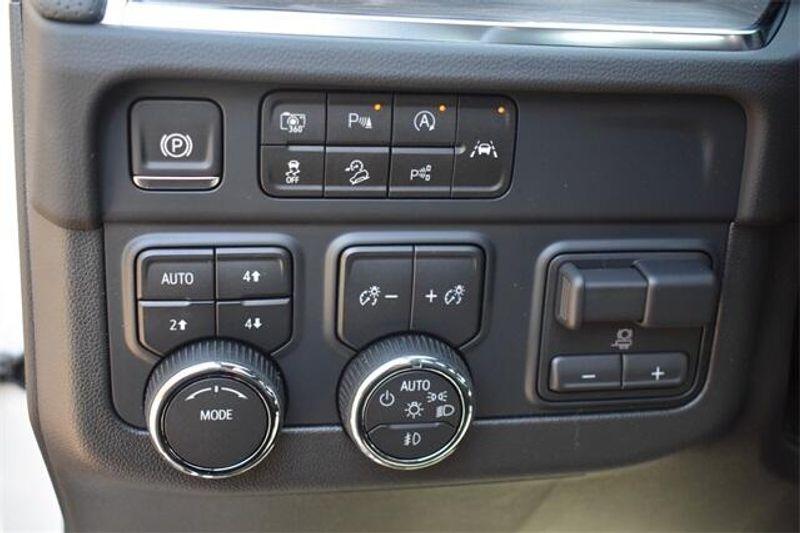 New 2025 Chevrolet Suburban PremierImage 29