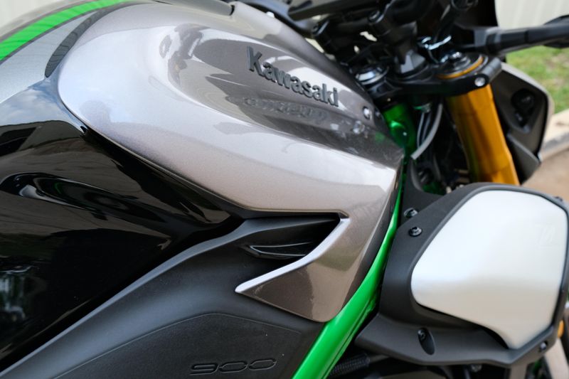 NEW 2025 KAWASAKI Z900 SE ABS Image 12