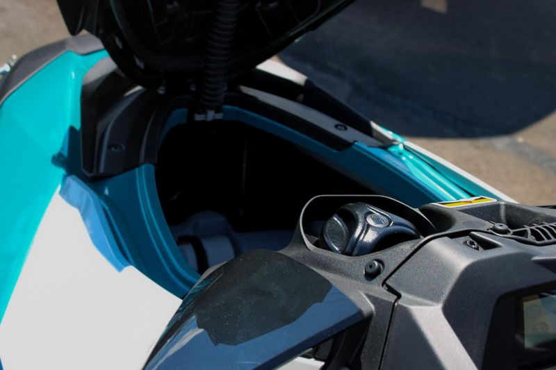 2025 SEADOO GTI SE 130 WITH SOUND SYSTEM IDF TEAL BLUE AND MANTA GREEN Image 13