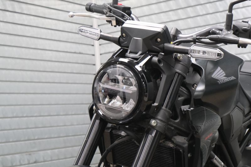 USED 2025 HONDA CB300R ABS Image 9