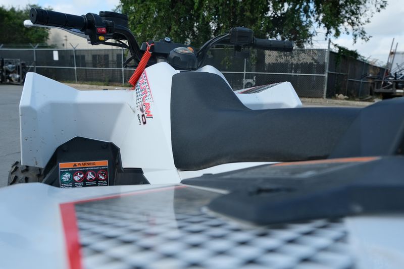 Used 2023 Polaris OUTLAW 70 EFI BRIGHT WHITE AND RED Image 19