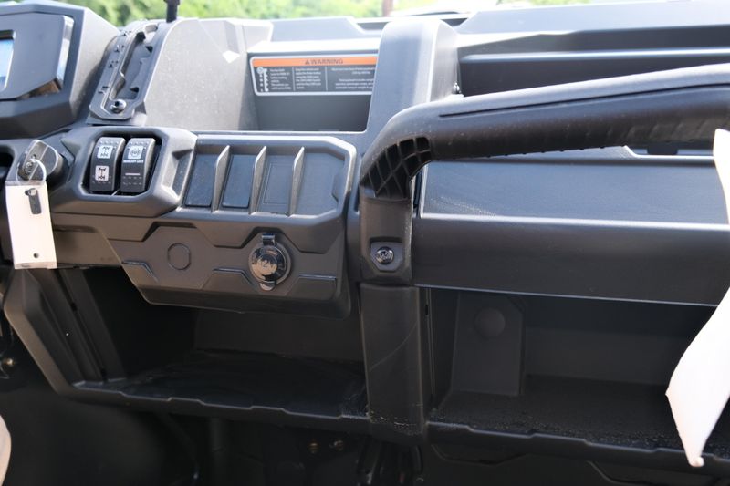 2025 Can-Am DEFENDER DPS HD7 COMPASS GREEN Image 15