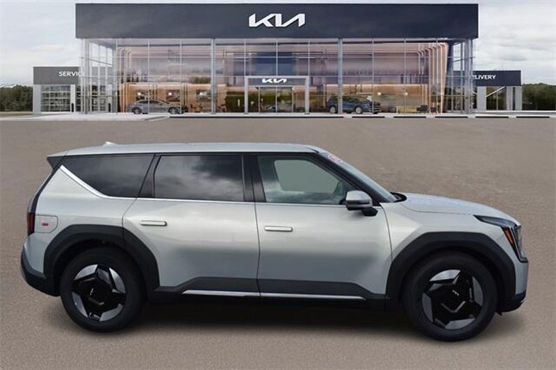 New 2026 Kia EV9 Light Long RangeImage 2
