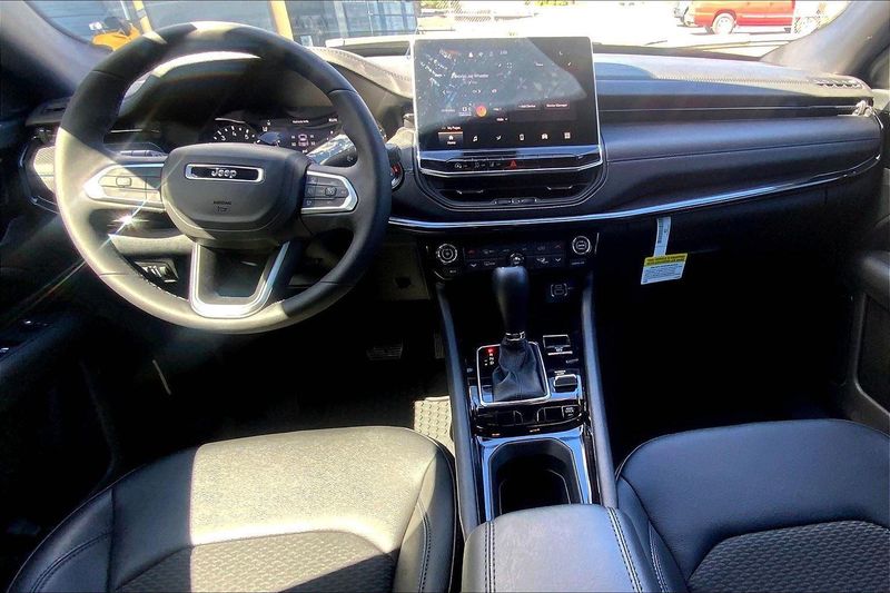 2025 Jeep Compass Latitude photo 4