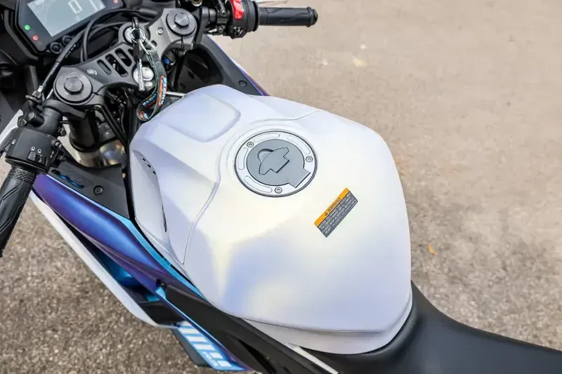 2025 Yamaha YZFR3 ABS LUNAR WHITE AND NEBULA BLUE Image 11