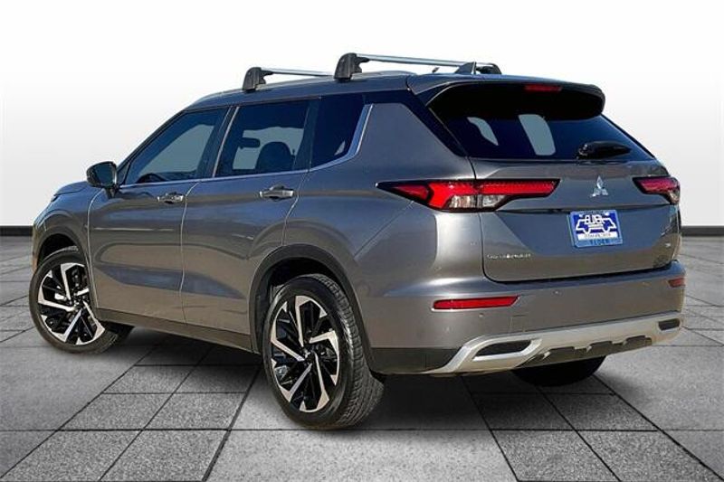 2022 Mitsubishi Outlander SEImage 12