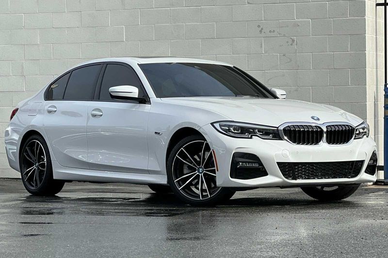 2022 BMW 3 Series 330e iPerformanceImage 2