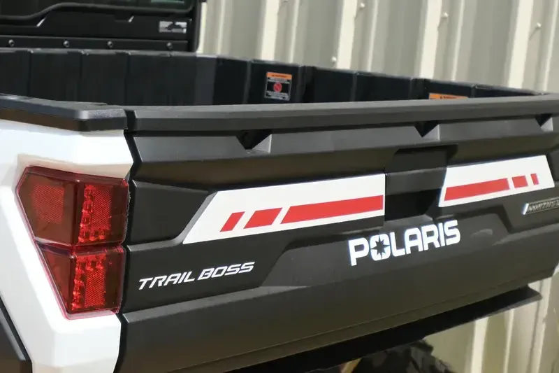 New 2025 Polaris RANGER CREW XP 1000 NORTHSTAR TRAIL BOSS EDITION CRYSTAL WHITE WITH PERFORMANCE RED ACCENTS Image 13