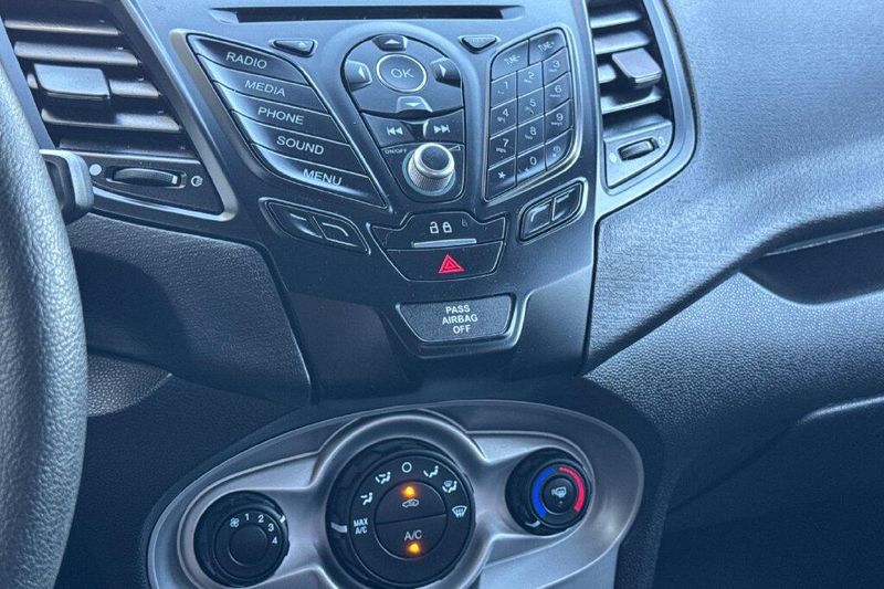 Used 2019 Ford Fiesta SEImage 18
