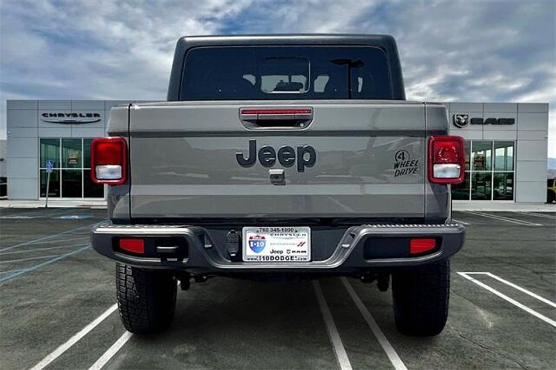 2022 Jeep Gladiator Willys photo 3