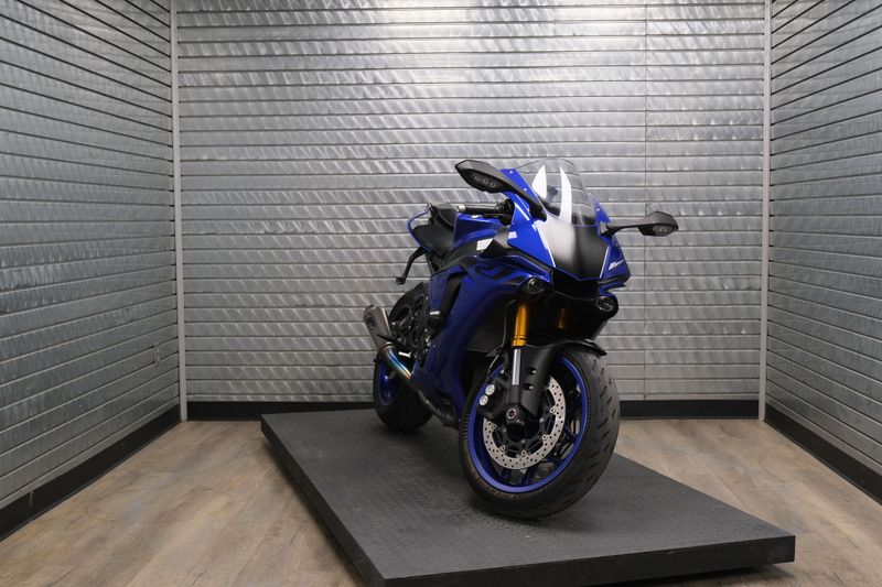 USED 2018 YAMAHA YZF-R1 Image 1