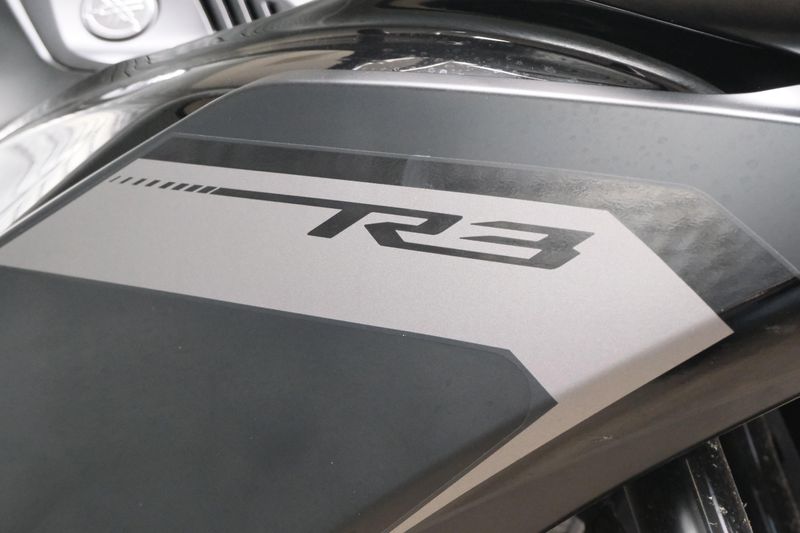 USED 2025 YAMAHA YZFR3 ABS Image 12
