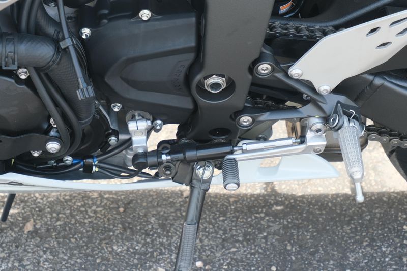 2025 Kawasaki NINJA ZX6R PEARL ROBOTIC WHITE AND METALLIC GRAPHITE GRAY Image 23