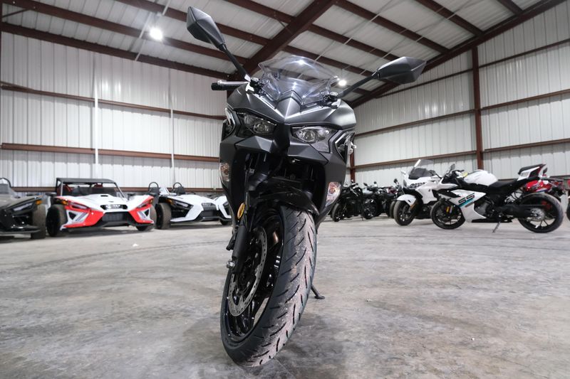 2025 Kawasaki NINJA 500 ABS METALLIC FLAT SPARK BLACK AND METALLIC SPARK BLACK AND METALLIC MOONDUST GRAYImage 26