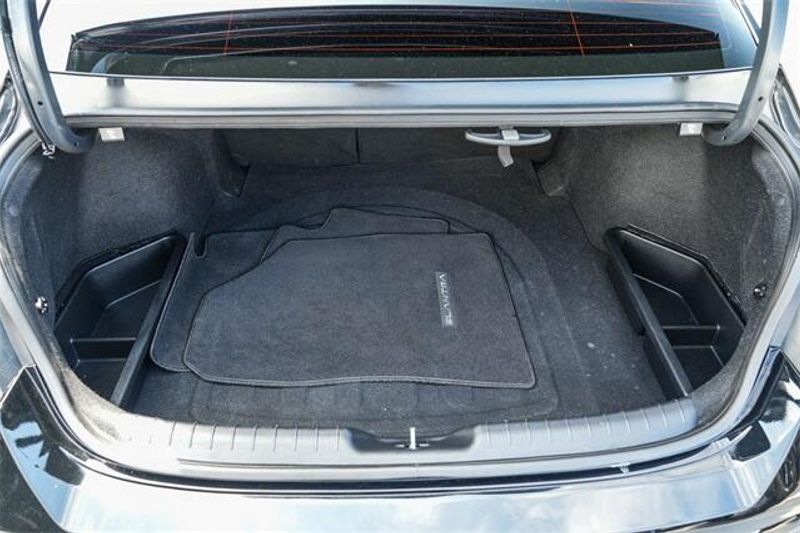 2023 Hyundai Elantra LimitedImage 24