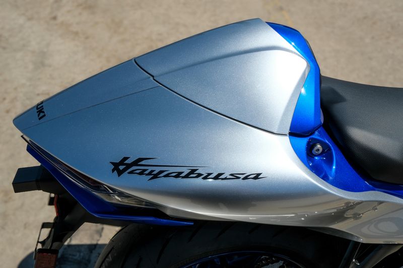 2025 Suzuki HAYABUSA METALLIC MYSTIC SILVER AND PEARL VIGOR BLUEImage 13