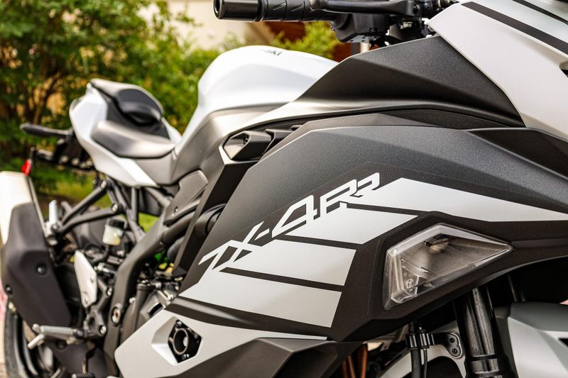 2025 Kawasaki NINJA ZX4RR ABS  METALLIC MATTE WHITISH SILVER AND METALLIC FLAT SPARK BLACK Image 9