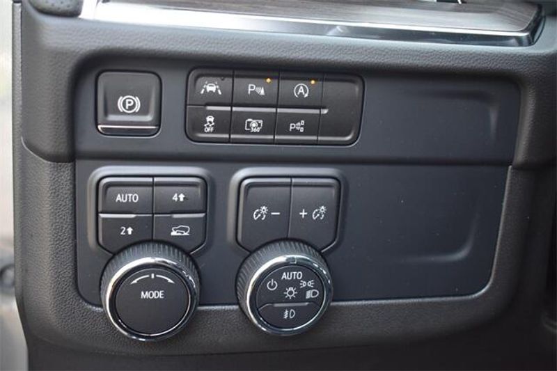 New 2025 Chevrolet Suburban PremierImage 27