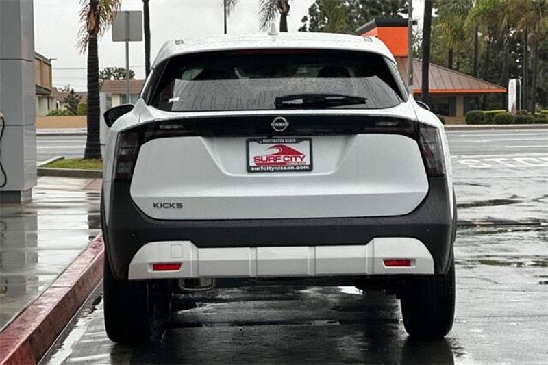2025 Nissan Kicks SVImage 4