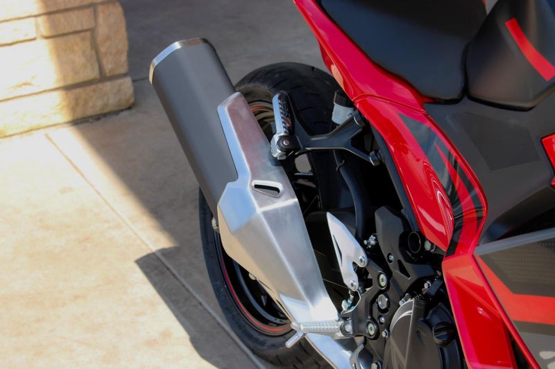 2025 Kawasaki NINJA 500 ABS PASSION RED AND METALLIC FLAT SPARK BLACK AND METALLIC MATTE DARK GRAY Image 15