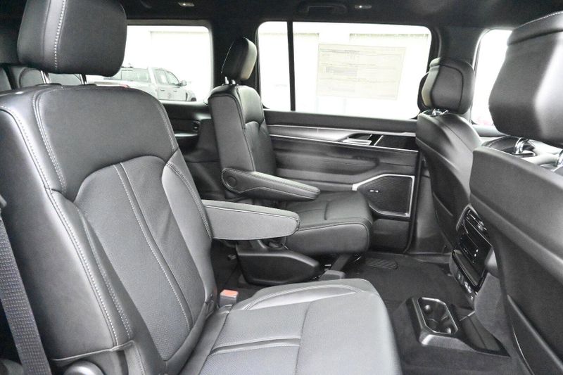 2025 Jeep Wagoneer Series II CarbideImage 15