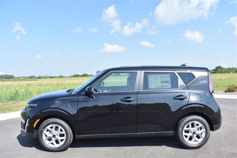 New 2025 Kia Soul LXImage 6