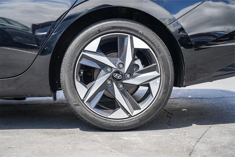 2023 Hyundai Elantra LimitedImage 12