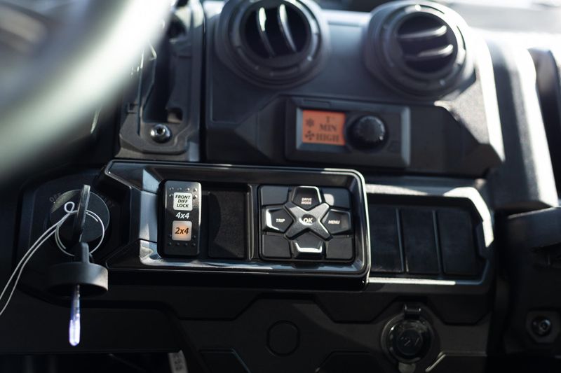 2025 Can-Am DEFENDER PRO LIMITED CAB HD10 DUSTY NAVY Image 3