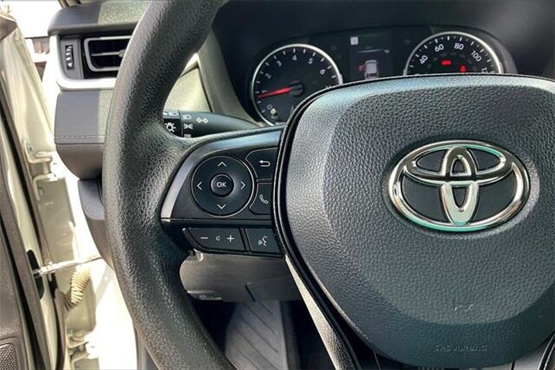 2022 Toyota RAV4 LEImage 18